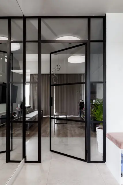 Glazed aluminium wall in a hallway