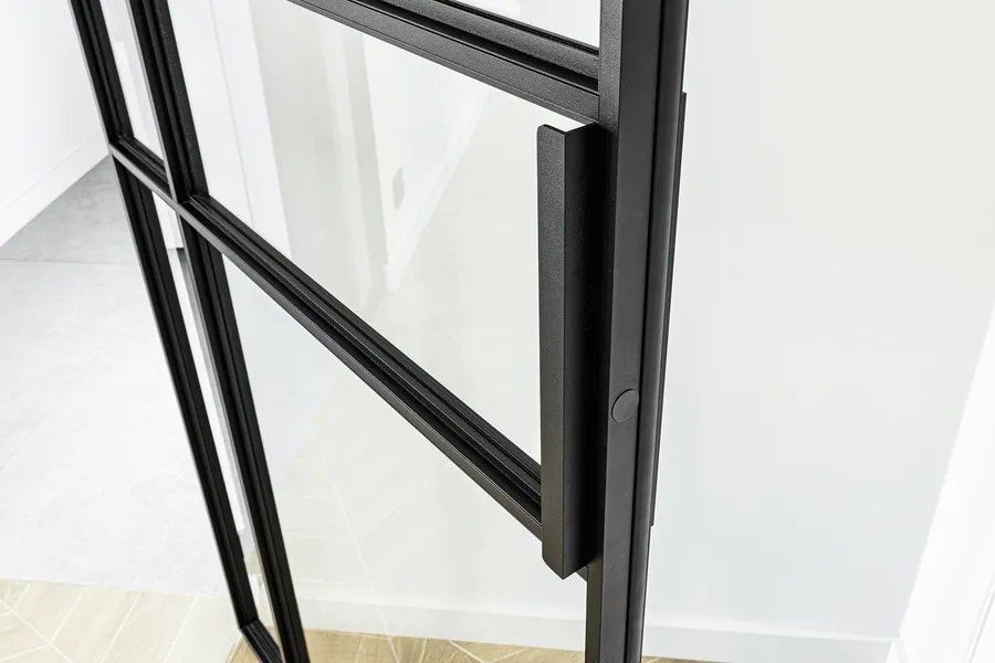 Napoli pull handle on an aluminium frame