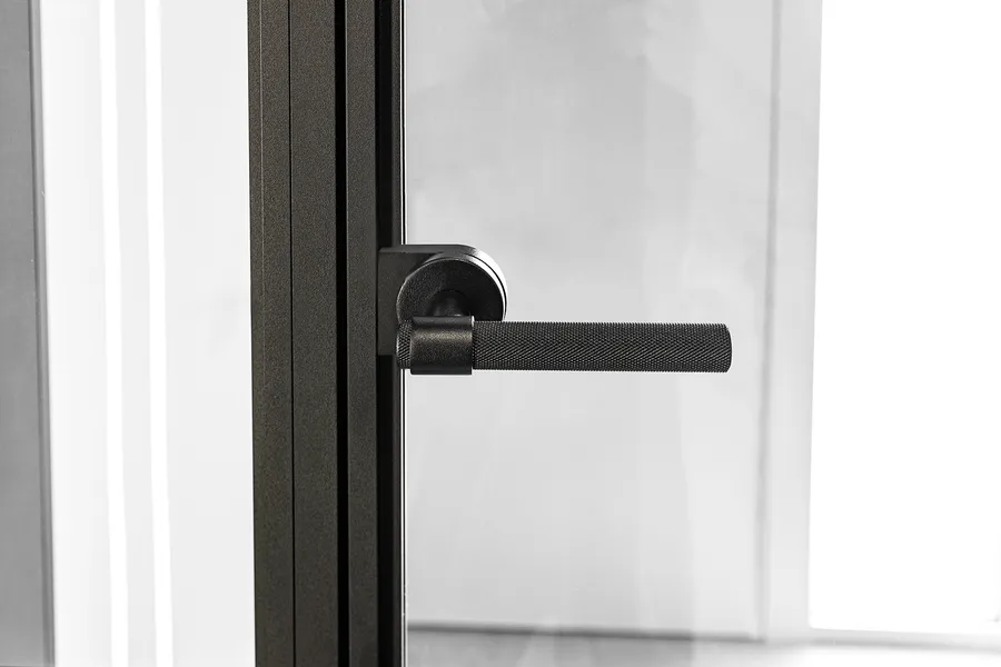 Oxford handle on a slim aluminium door